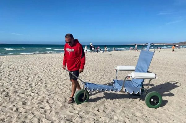 Mexicano crea silla para que personas con discapacidad disfruten la playa
