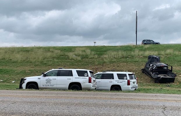 16 heridos tras volcadura de camión con migrantes en Texas durante persecución policial