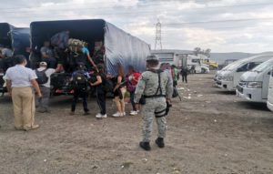 Hallan a 330 migrantes en la Puebla-Orizaba, “el mayor registro de detenciones”, reporta el INM