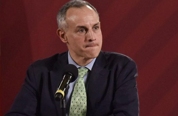 López-Gatell ayuda a joven con convulsiones en un cine