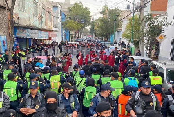 Encapsulan a indígenas triquis al salir de inmueble en colonia Valle Gómez