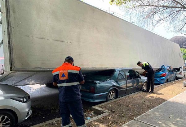 Caja de tráiler aplasta cuatro vehículos en calles de Azcapotzalco