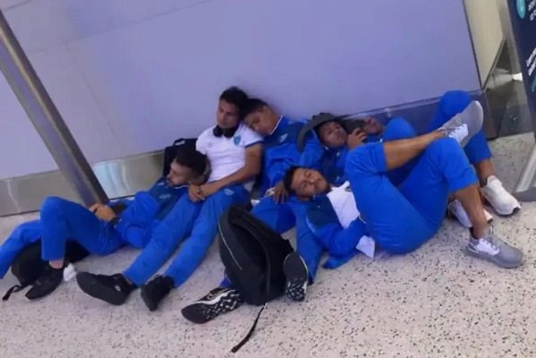 Jugadores de Guatemala durmieron en suelo de aeropuerto previo a duelo con México