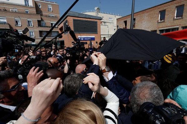 Tomatazos contra Macron en su primera salida tras reelección #VIDEO