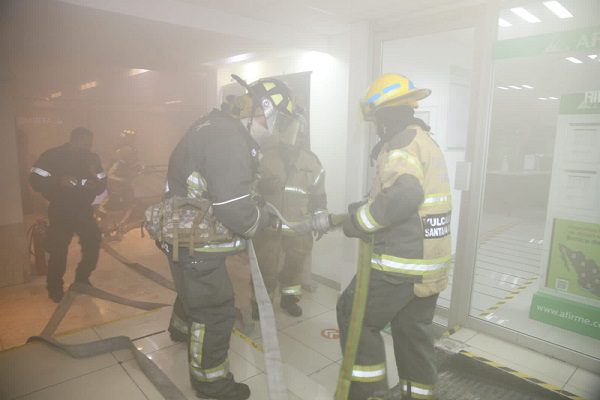 33 locales afectados tras incendio en plaza comercial de CDMX
