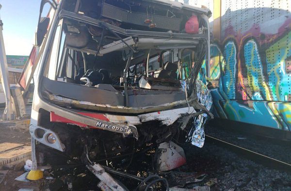 Al menos 20 heridos tras choque de tren y autobús de pasajeros en Toluca #VIDEO