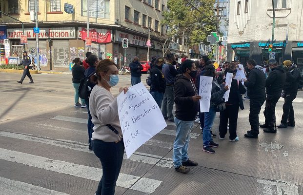 Padres bloquean avenida Revolución en protesta por falta de luz en secundaria