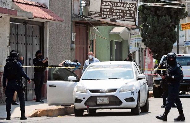 localizan cuerpo mutilado dentro de auto en calles de Neza