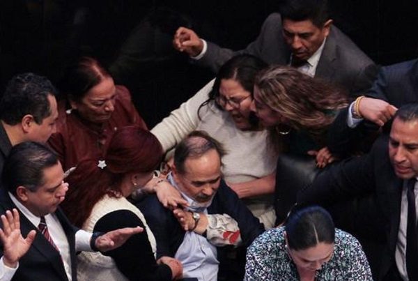 ¡Se armó el zafarrancho! Tiran a Gustavo Madero durante jaloneos en tribuna del Senado #VIDEO