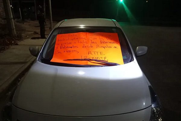 Abandonan cinco cuerpos al interior de auto en calles de Acapulco