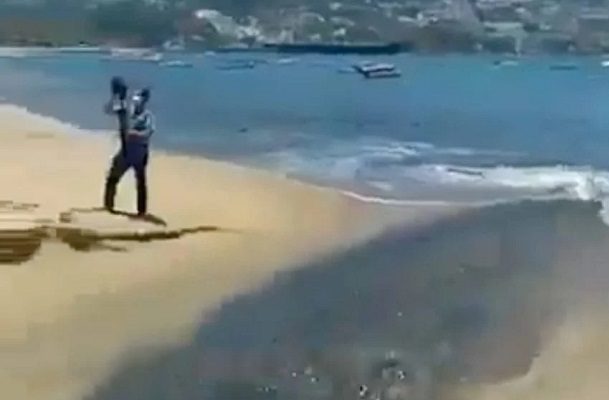 Denuncian descargo de aguas negras en playa Icacos, en Acapulco