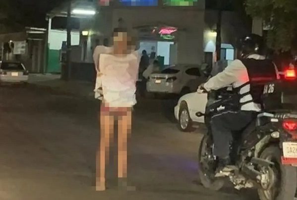 Exhiben desnudos a supuestos ladrones en calles de Sinaloa #VIDEO