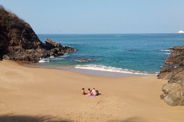 Multarán a quienes tengan sexo público en la playa nudista de Zipolite, Oaxaca