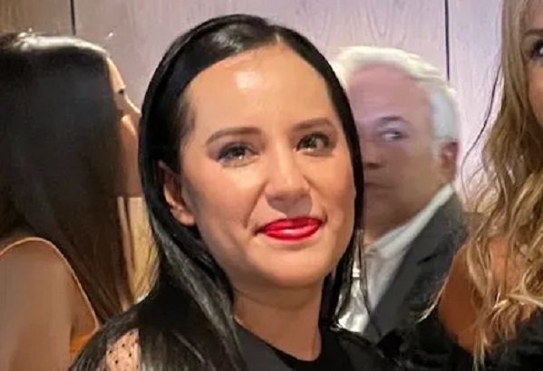 Vuelven a tundir en redes a la alcaldesa Sandra Cuevas; ahora, por acudir a alfombra roja