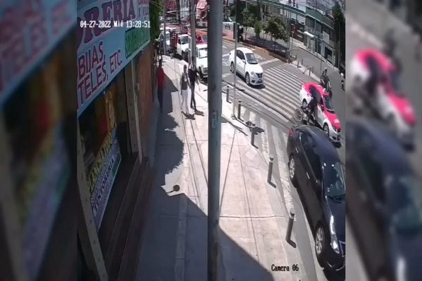 Detienen a taxista tras atropellar a ciclista en Coyoacán #VIDEO