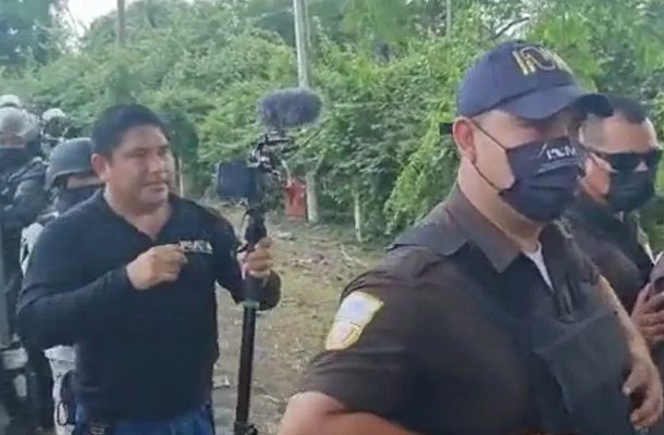 Escolta del INM agrede a reportero en Chiapas #VIDEO