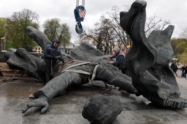 Derriban monumento símbolo de la amistad entre Rusia y Ucraniana #VIDEOS