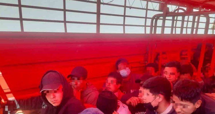 82 migrantes en remolque ganadero en Arteaga