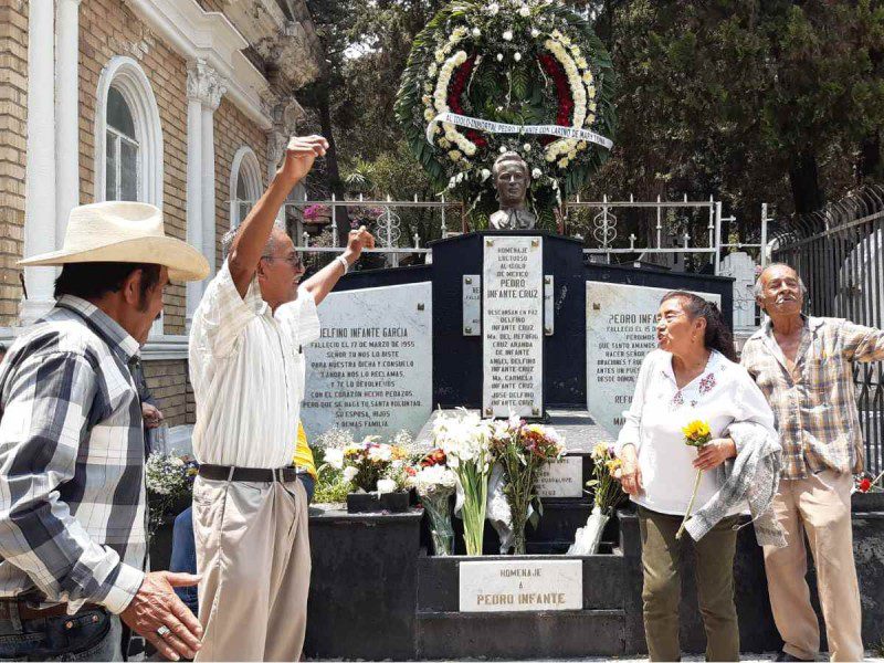 Admiradores de Pedro Infante visitan su tumba