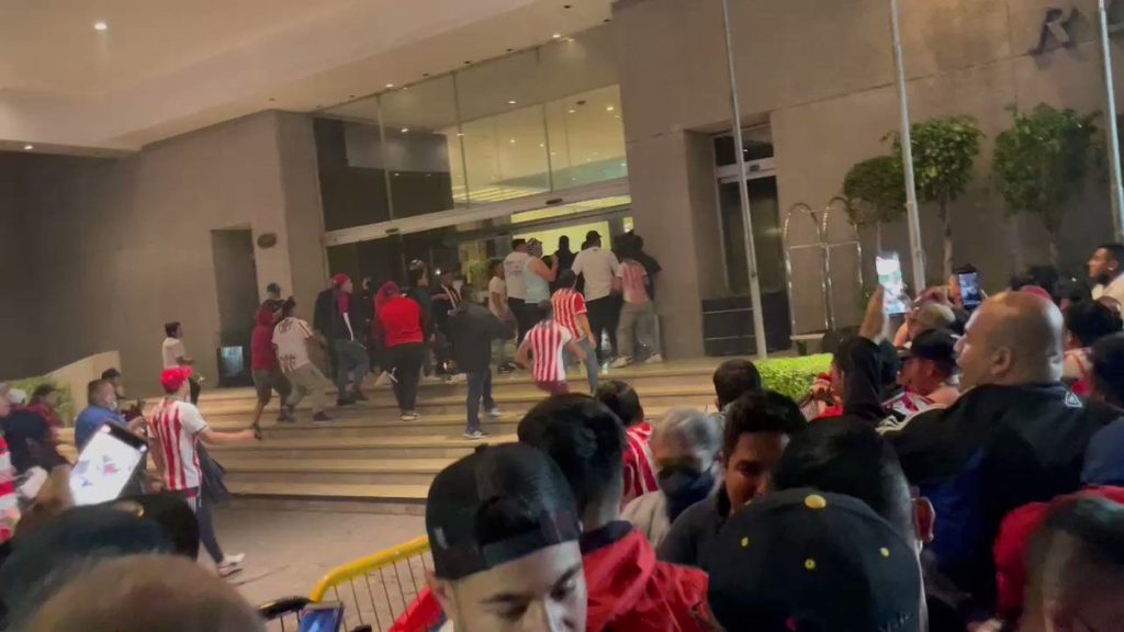 Aficionados de Chivas causan destrozos en hotel de concentración