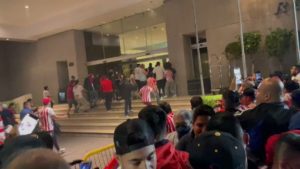 Aficionados de Chivas causan destrozos en hotel de concentración #VIDEO