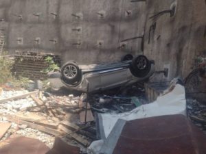 Auto vuelca y cae en excavación de Álvaro Obregón; reportan dos muertos