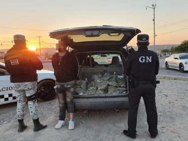 Automovilista con 52 bolsas de mariguana