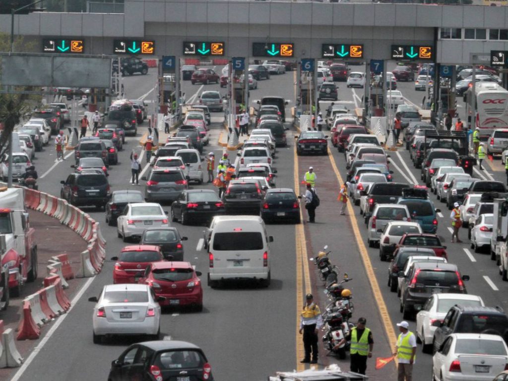 Automovilistas abarrotan la carretera rumbo a Acapulco