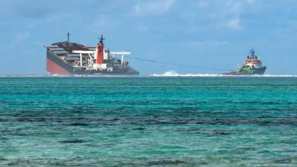 Buque petrolero se hunde en costas de Túnez