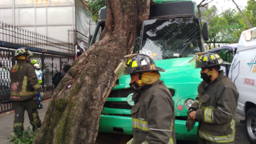 Choque de camión contra un árbol en Canal de Miramontes