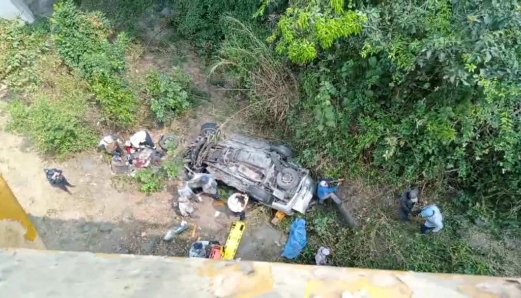 Dos migrantes fallecidos y otros once lesionados tras accidente en Veracruz