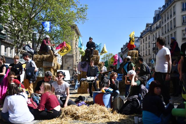 Ecologistas protestan en París por inacción ante el cambio climático