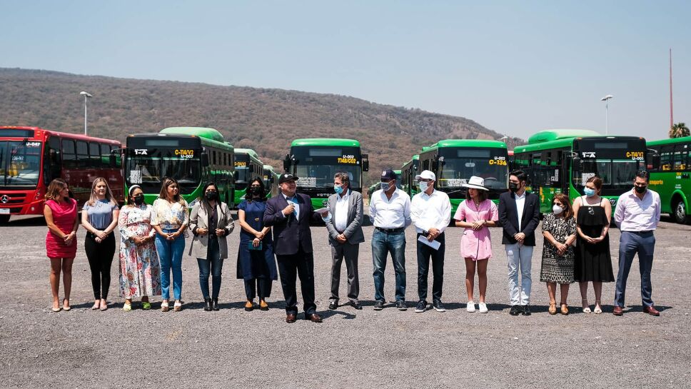 Enrique Alfaro presenta 202 nuevas unidades del transporte público