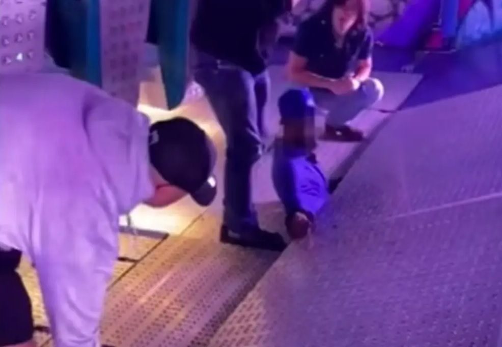 Hombre atrapado en juego mecánico