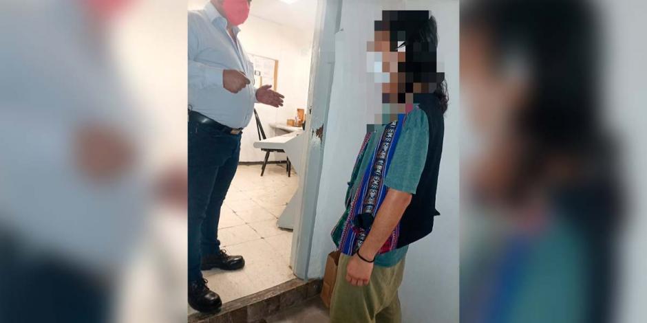 Hombre entrega el fajo de billetes que se encontró en el Metro La Viga