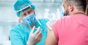 Hombre se vacuna 87 veces contra Covid-19 para revender certificados