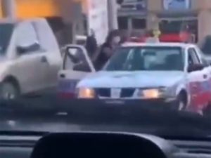 Intentan subir por la fuerza a una mujer en un taxi #VIDEO