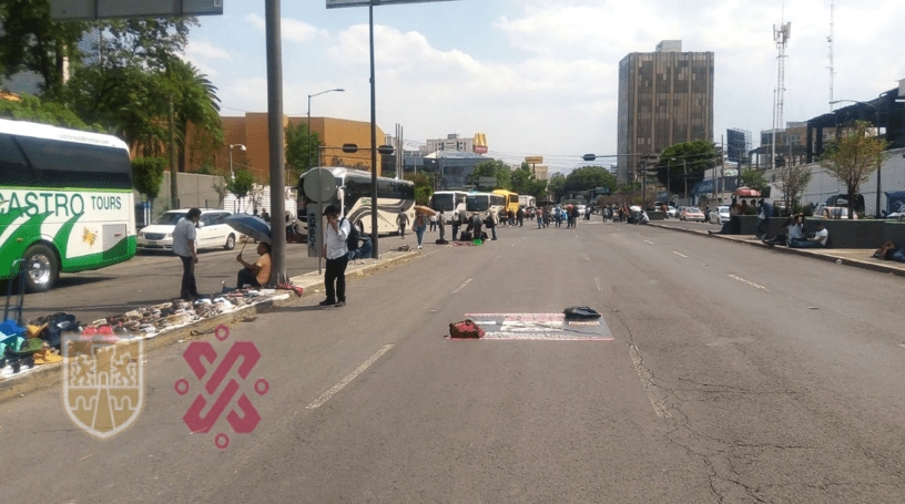 Maestros de Guerrero bloquean avenida Universidad
