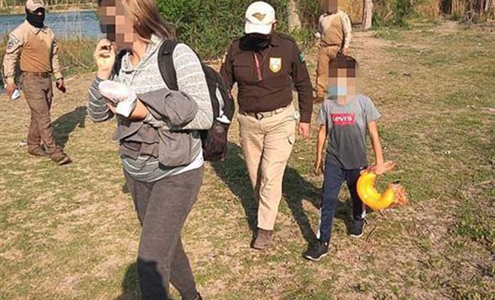 Mujer cubana y su hijo intentan cruzar el Río Bravo
