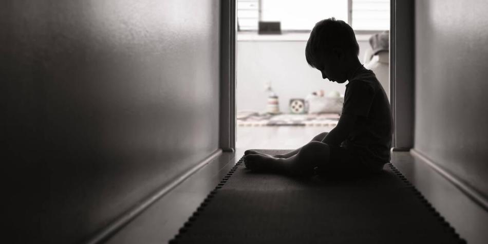 Padres echan a la calle a su hijo