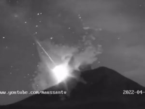 Paso de meteoro y gran destello cerca del volcán Popocatépetl #VIDEO