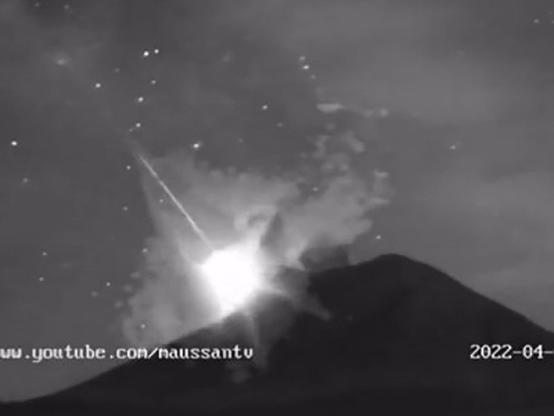 Paso de meteoro cerca del volcán Popocatépetl