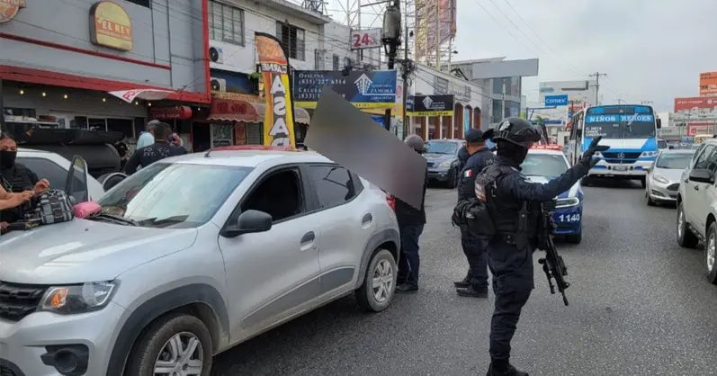 Policías detienen a asaltantes