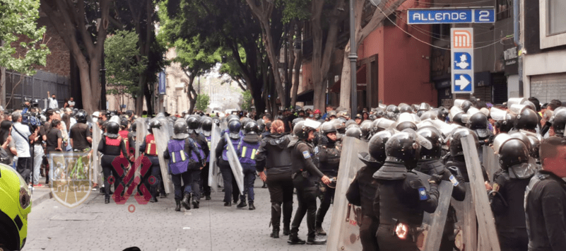 Policías encapsulan a feministas en el Zócalo