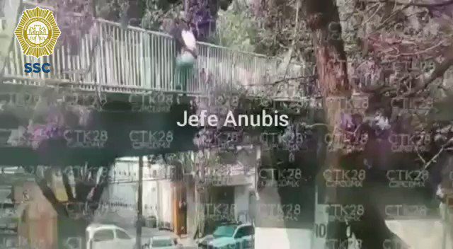 Policías evitan que joven salte de puente en Azcapotzalco
