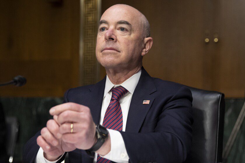 Sistema migratorio roto; afirma Mayorkas