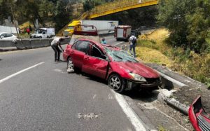 Vehículo cae a barranco tras volcar en la carretera México-Toluca #VIDEO