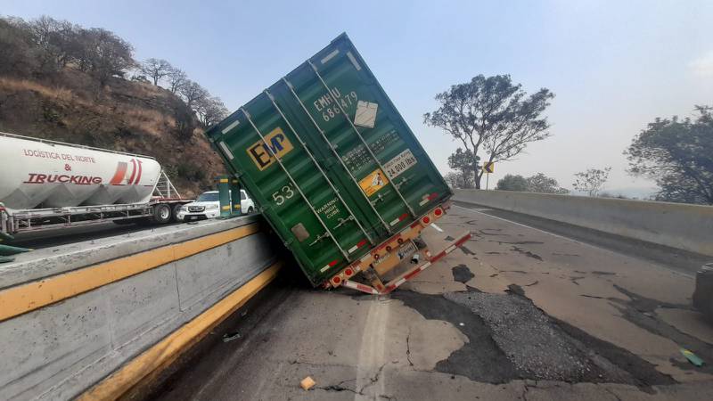 Volcadura de tráiler en la México-Cuernavaca