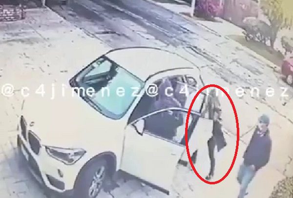 Mujer logra sacar a su hijo de su camioneta antes de que se la roben, en Tlalnepantla #VIDEO