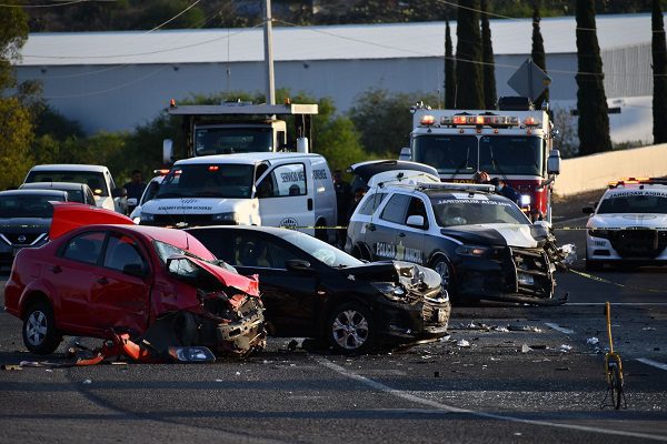 Detenido roba patrulla y provoca choque en el que muere una persona, en Querétaro